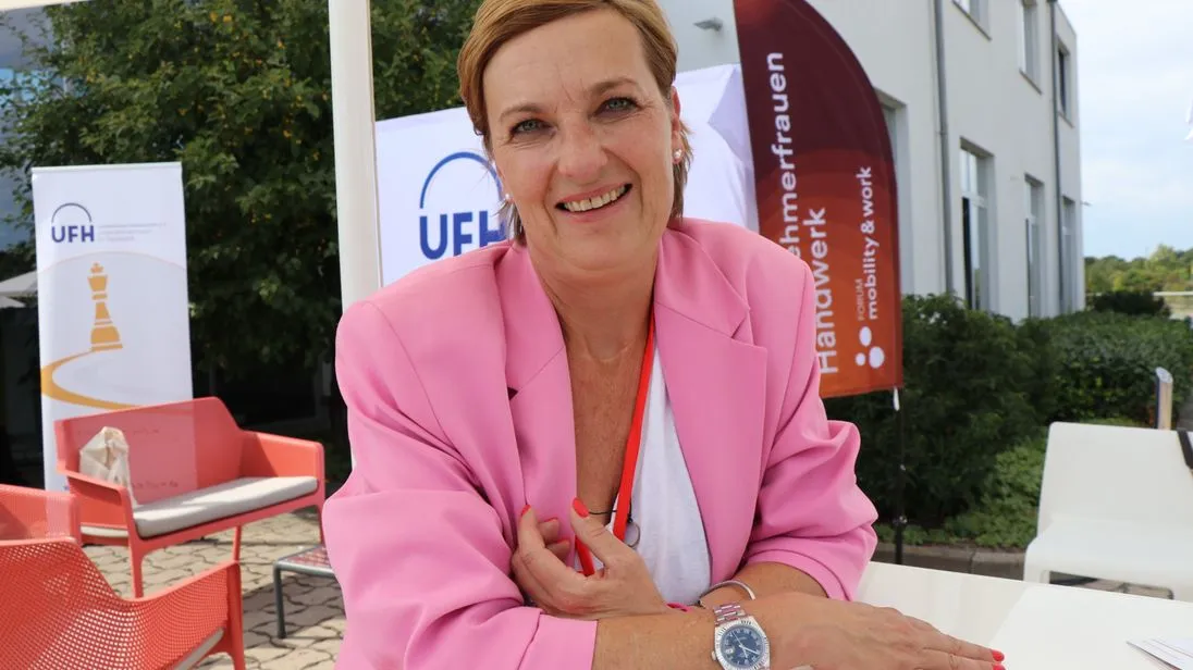 Anke Freund, Geschäftsführerin der Tischlerei Dein Freund: Sie stellte einen KI-basierten Chatbot vor, der Kunden durch den Entwurfsprozess individueller Möbel führt.